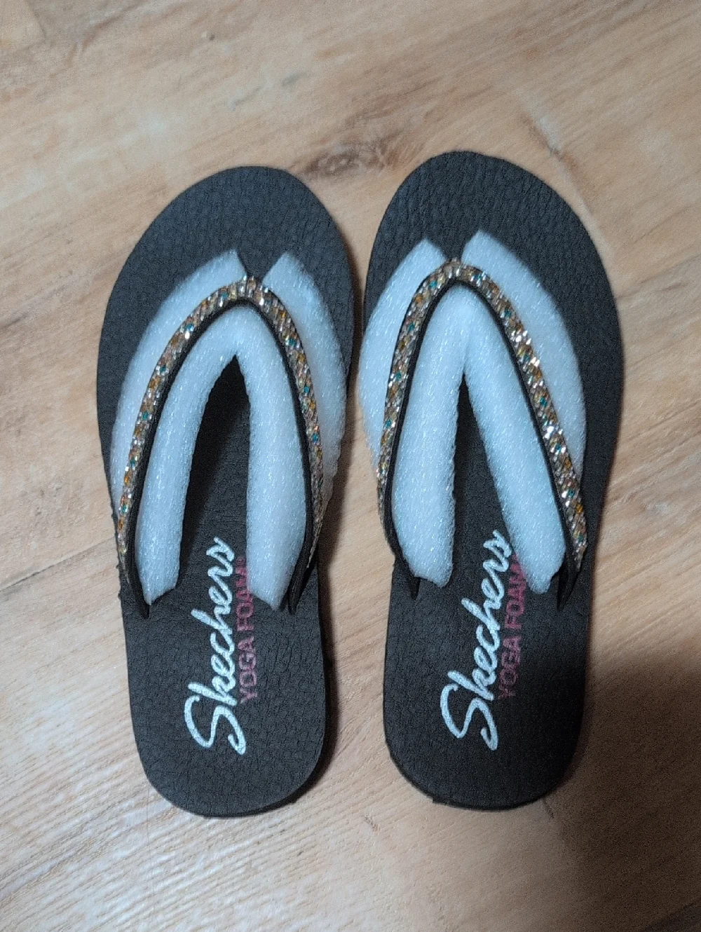 Skechers Yoga Foam Black Flip Flops with Glitter Straps - Picture 2 of 7